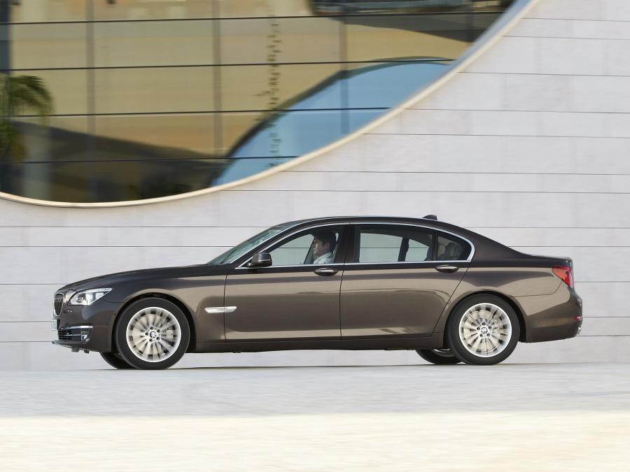  BMW 750Li 2012 года  (фото 16 из 16)